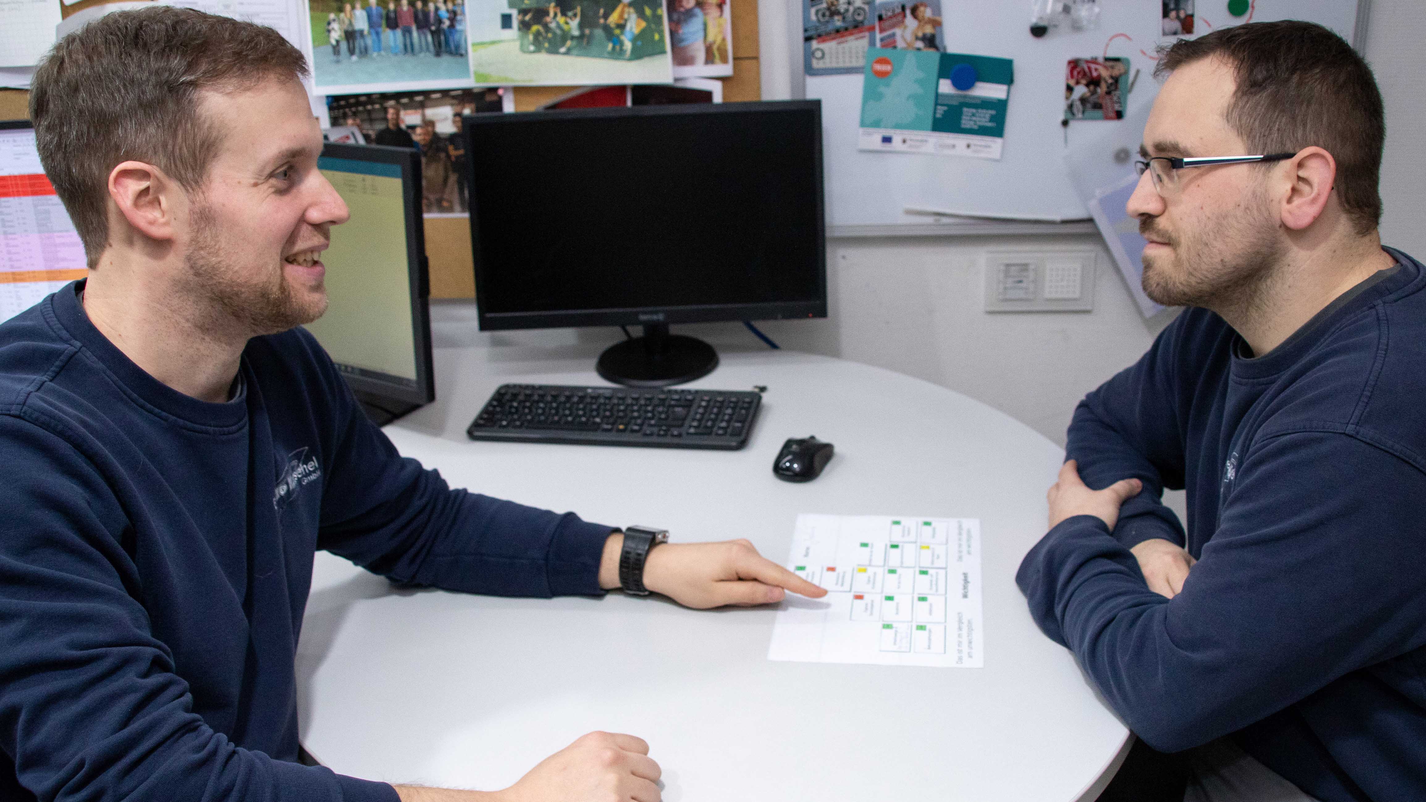 Julian Kröschel (links), Elektromeister und Geschäftsführer der Elektro Kröschel GmbH in Trier, im Gespräch mit Mitarbeiter Pascal Behnke unter Mithilfe von „MotivSORT“.