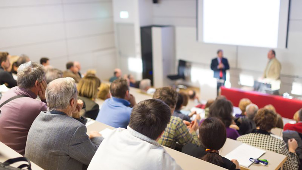 Gasthörer im Hörsaal Wissen für alle Generationen im Campus der Generationen