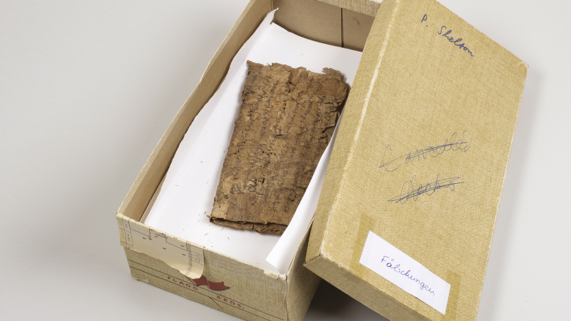 Papyri sind Teil der Ausstellung, hier ein gefälschter Papyrus in einem Schuhkarton. 