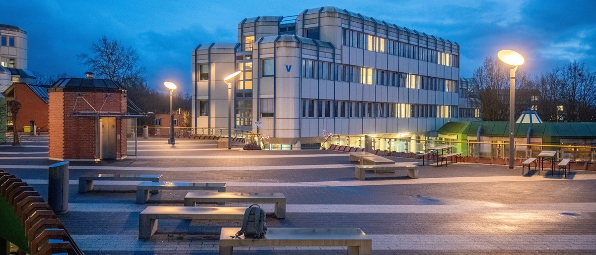 V Gebäude bei Nacht