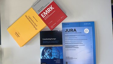 Mehrere Bücher auf einem Tisch