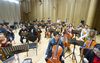 in der Probe mit dem chiensischen Orchester