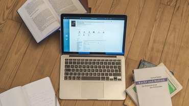 [Translate to Englisch:] Laptop und Bücher