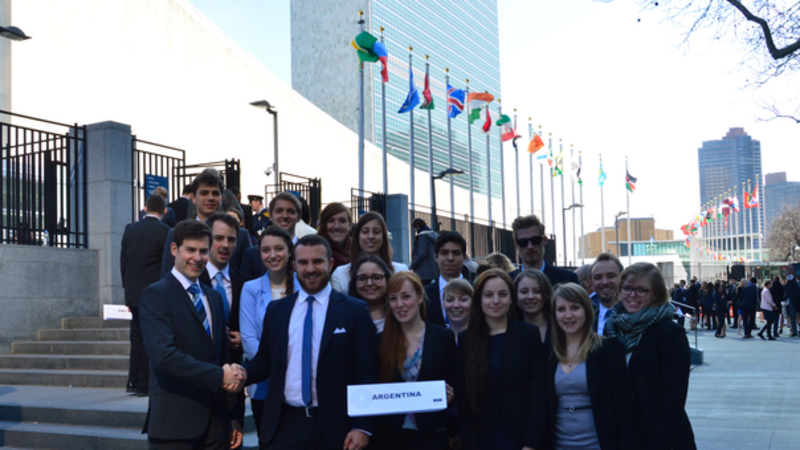 Picture of the TriMUN Delegation 2015 in New York in front of the UN building UN