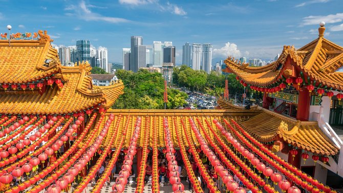 Chinesisischer Tempel im Vordergrund, Hochhäuser im Hintergrund
