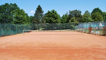 Tennis-Aschenplatz der Uni Trier im Sommer