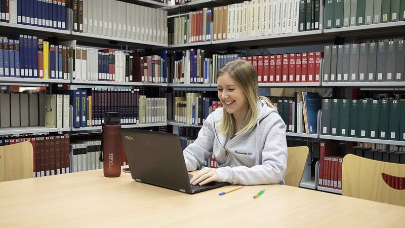 Studentin in der Bibliothek