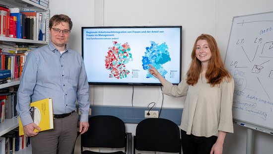 Jörn Block und Natalie Welch stehen vor der interaktiven Karte