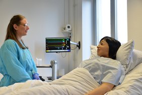 Studierende im SkillsLab
