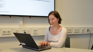 Studierende mit Laptop in Vorlesung