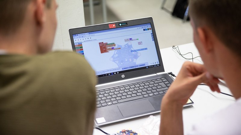 Personen am Laptop 