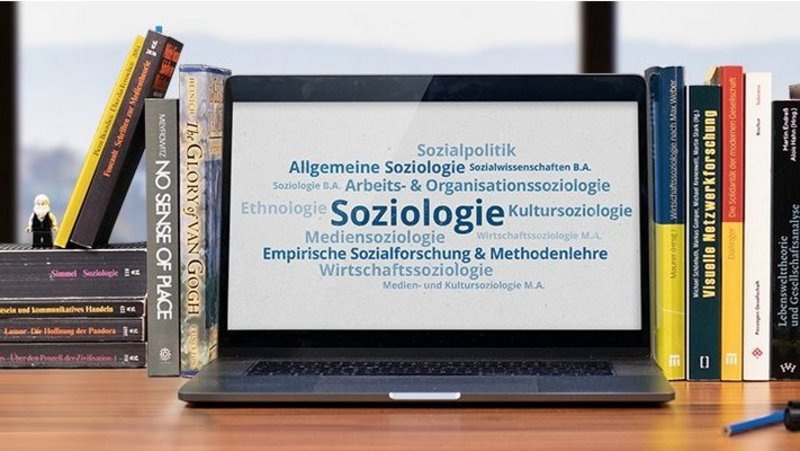 Laptop und Bücher 