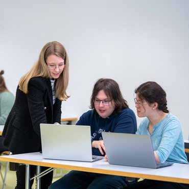 [Translate to Englisch:] Studierende bei der gemeinsamen Arbeit