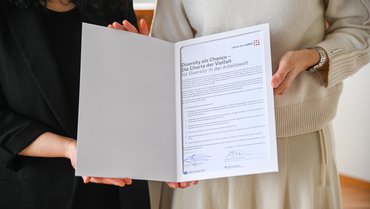 Bild der unterzeichneten Charta der Vielfalt-Urkunde